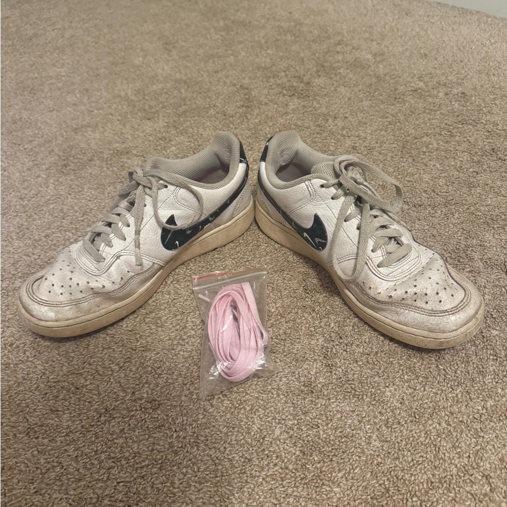 Nike White and Black Sneakers Classic Low-Top Design